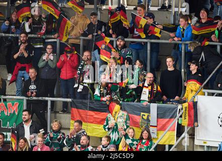 Rosenheim, Deutschland. 21. April 2022. DEB Fans beim Spiel DEUTSCHLAND - SCHWEIZ 4-2 Freundschaftsspiel DEB EISHOCKEY, WM 2022 Vorbereitung in Rosenheim Deutschland, April21, 2022, Saison 2021/2022, Schweiz, © Peter Schatz / Alamy Live News Credit: Peter Schatz/Alamy Live News Stockfoto