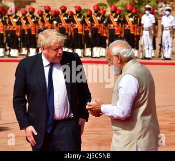 Neu-Delhi, Indien. 22.. April 2022. Der britische Premierminister Boris Johnson und der indische Premierminister Narendra Modi bei einem feierlichen Empfang im indischen Präsidentenpalast Rashtrapati Bhavan in Neu-Delhi. Quelle: PRASOU/Alamy Live News Stockfoto