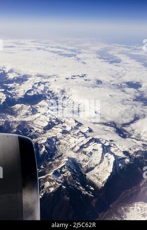 Luftaufnahme über die Pyrenäen mit Schnee und einigen Wolken. Stockfoto