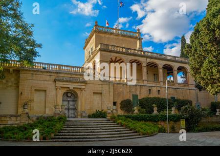 Malta - März 11. 2022: Der San Anton Palast, der 1625 für die Großmeister erbaut wurde und heute als offizieller Wohnsitz des maltesischen Präsidenten genutzt wird. Stockfoto