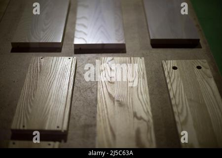 Vorstand in der Werkstatt. Unbemaltes Holz. Natürliches Material. Details der Möbelkreation. Tischlerei. Stockfoto