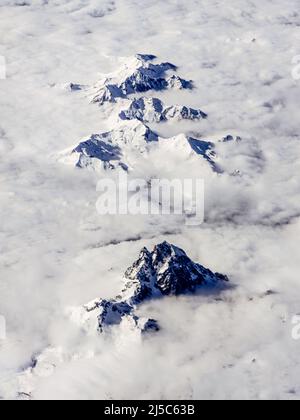 Luftaufnahme des Berges 'Pic du Midi d'Ossau', bedeckt von einer Wolkendecke im Ossau-Tal in den französischen Pyrenäen. Stockfoto