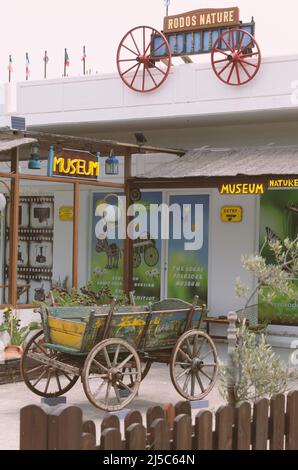 Kolymbia, Rhodos, Griechenland - 23. Mai 2019: Eingang zum Folklore-Museum mit Schildern in englischer Sprache und Nachahmung von retro landwirtschaftlichem Design Stockfoto