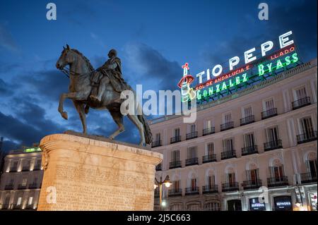 Reiterstatue von Charles III und Tio Pepe Neonschild in Puerta del Sol, Madrid, Spanien Stockfoto