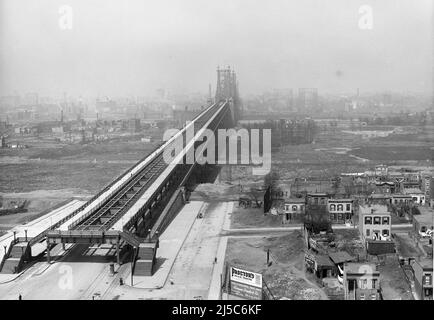 Eugene de Salignac Foto der Queensboro Bridge vom Dach der Bruster Manufacturing Company - 1912. Stockfoto