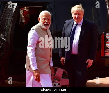 Neu-Delhi, Indien. 22.. April 2022. Der britische Premierminister Boris Johnson und der indische Premierminister Narendra Modi bei einem feierlichen Empfang im indischen Präsidentenpalast Rashtrapati Bhavan in Neu-Delhi. Quelle: PRASOU/Alamy Live News Stockfoto