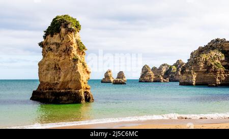 Blick auf den Strand Praia de Dona Ana mit Klippen und Sand in Lagos, Algarve, Portugal Stockfoto