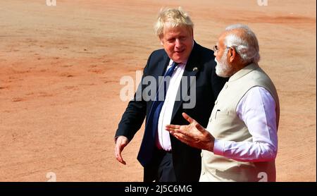 Neu-Delhi, Indien. 22.. April 2022. Der britische Premierminister Boris Johnson und der indische Premierminister Narendra Modi bei einem feierlichen Empfang im indischen Präsidentenpalast Rashtrapati Bhavan in Neu-Delhi. Quelle: PRASOU/Alamy Live News Stockfoto