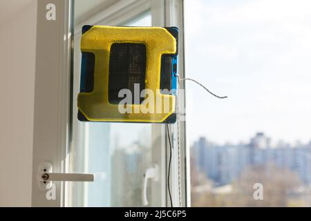 Roboter für das Waschen von Windows und Schwämme Stockfoto