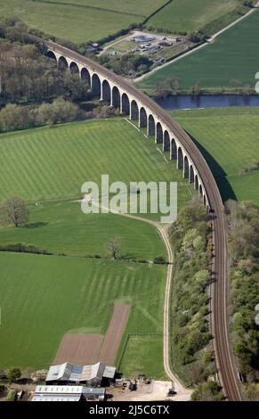 Luftaufnahme des Arthington Viadukts, einer Eisenbahnbrücke über den Fluss Wharfe in Arthington bei Otley, Yorkshire Stockfoto