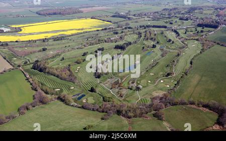 Luftaufnahme des Leeds Golf Center, einem Golfclub in Shadwell, North Leeds, West Yorkshire. Aus dem Westen nach Osten. Stockfoto