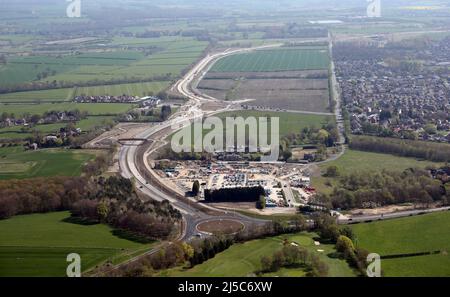 Luftaufnahme nach Osten von der Wetherby Road A58 in Nord-Leeds über die Bauarbeiten der East Leeds Orbital Route (Ringstraße) Stockfoto