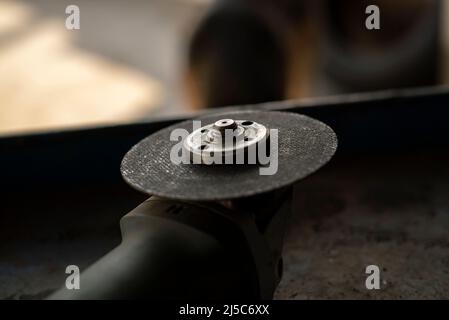 Detail des Winkelschleifers mit Trennscheibe in einer Werkstatt Stockfoto
