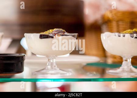 Pudding Dessert in einer Cremeschüssel. Desserttisch in einem türkischen Hotel. Verschiedene Kuchen und Süßigkeiten am Buffet. Stockfoto