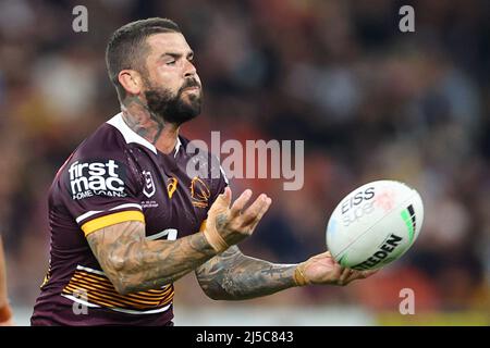 Brisbane, Australien. 22. April 2022. Adam Reynolds von der Brisbane Broncos übergibt den Ball Credit: News Images /Alamy Live News Stockfoto