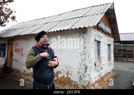 BUCHA, UKRAINE - 21. APRIL 2022 - Polnischer Freiwilliger, Besitzer einer handwerklichen Bäckerei in Posen Jacek Polewski, der nach Bucha kam, um Brot für den lokalen Wohnsitz zu backen Stockfoto