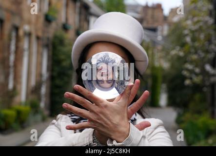 Jusztina Hermann mit ihrer Kristallkugel während einer Fotoausstellung in der Circus Lane in Edinburgh vor der Cirqulation: Future, Schottlands Circus Cabaret Night im Assembly Roxy an diesem Wochenende. Bilddatum: Freitag, 22. April 2022. Stockfoto