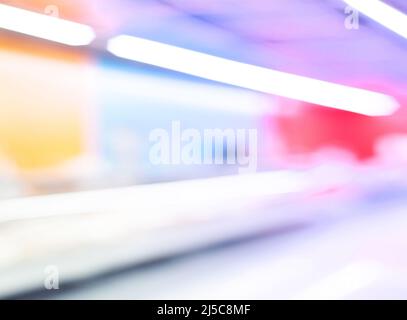 Abstrakte unfokussierte Käufer im Supermarkt Stockfoto