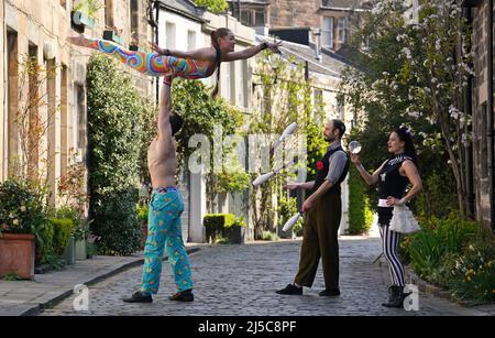 Die Akrobaten Alix Bailie und Eric Munday von PhDistraction zusammen mit dem Jongleur Robert Gallagher-Lyall und Jusztina Hermann mit ihrer Kristallkugel während einer Fotoaktion in der Circus Lane in Edinburgh vor der Cirqulation: Future, Schottlands Circus Cabaret Night in Assembly Roxy an diesem Wochenende. Bilddatum: Freitag, 22. April 2022. Stockfoto