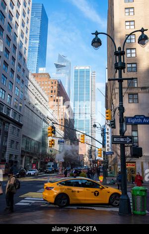 Kreuzung von 8. Ave und 34. Street in Midtown Manhattan, New York USA Stockfoto