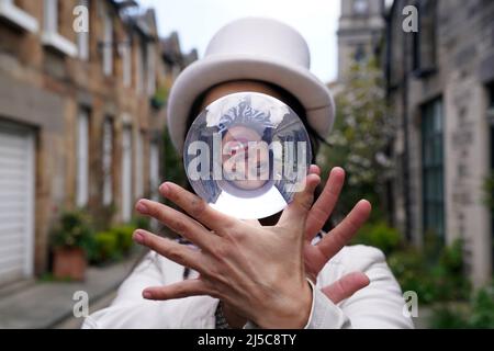 Jusztina Hermann mit ihrer Kristallkugel während einer Fotoausstellung in der Circus Lane in Edinburgh vor der Cirqulation: Future, Schottlands Circus Cabaret Night im Assembly Roxy an diesem Wochenende. Bilddatum: Freitag, 22. April 2022. Stockfoto