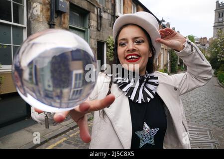 Jusztina Hermann mit ihrer Kristallkugel während einer Fotoausstellung in der Circus Lane in Edinburgh vor der Cirqulation: Future, Schottlands Circus Cabaret Night im Assembly Roxy an diesem Wochenende. Bilddatum: Freitag, 22. April 2022. Stockfoto