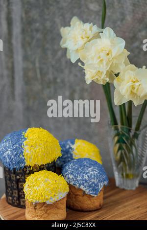 Köstlicher Osterkuchen und Zutaten auf Holztisch. Stockfoto