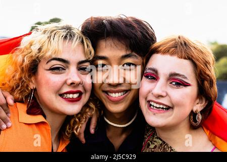 Portrait von glücklichen schwulen Freunden, die zusammen hängen - Lifestyle-Konzept von LGBT und Jugendlichen Stockfoto