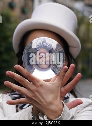 Jusztina Hermann mit ihrer Kristallkugel während einer Fotoausstellung in der Circus Lane in Edinburgh vor der Cirqulation: Future, Schottlands Circus Cabaret Night im Assembly Roxy an diesem Wochenende. Bilddatum: Freitag, 22. April 2022. Stockfoto