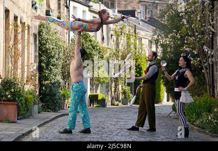 Die Akrobaten Alix Bailie und Eric Munday von PhDistraction zusammen mit dem Jongleur Robert Gallagher-Lyall und Jusztina Hermann mit ihrer Kristallkugel während einer Fotoaktion in der Circus Lane in Edinburgh vor der Cirqulation: Future, Schottlands Circus Cabaret Night in Assembly Roxy an diesem Wochenende. Bilddatum: Freitag, 22. April 2022. Stockfoto