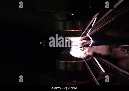 Laserschneidemaschine für CNC-Metallbearbeitung Nahaufnahme Stockfoto