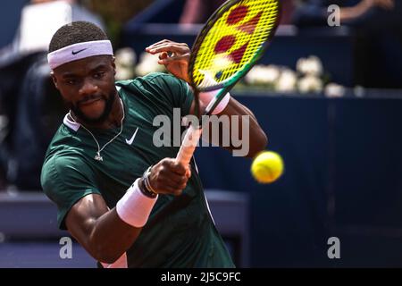 Barcelona, Spanien. 22. April 2022. Barcelona, . 22. April 2022: FRANCES TIAFOE (USA) gibt am 5. Tag der 'Barcelona Open Banc Sabadell' 2022 den Ball an Felix Auger-Aliassime (CAN) zurück. Quelle: Matthias Oesterle/Alamy Live News Stockfoto
