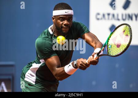 Barcelona, Spanien. 22. April 2022. Barcelona, . 22. April 2022: FRANCES TIAFOE (USA) gibt am 5. Tag der 'Barcelona Open Banc Sabadell' 2022 den Ball an Felix Auger-Aliassime (CAN) zurück. Quelle: Matthias Oesterle/Alamy Live News Stockfoto