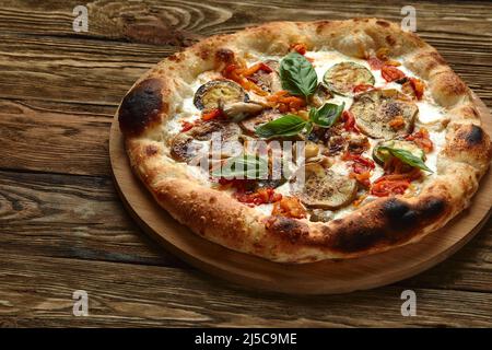 Essen Hintergrund vegan geschnitten Pizza mit verschiedenen Gemüse Stockfoto