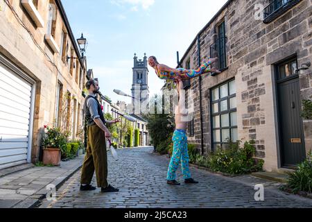 Circus Lane, Edinburgh, Schottland, Großbritannien, 22. April 2022. Cirqulation Circus Cabaret Night Photocall: Die siebte Veranstaltung der Circus-Serie kommt am 24. April nach Assembly Roxy, die von der in Edinburgh ansässigen Firma Delighters entwickelt wurde, um die Fähigkeiten der schottischen Circus-Szene zu demonstrieren. Das Line-Up zeigt bodenorientierte Acts und Luftaufnahmen. Im Bild: Der Jongleur Robert Gallagher-Lyall und das akrobaten-Duo Alix Bailie und Eric Munday von PhDistraction Stockfoto
