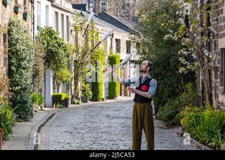 Circus Lane, Edinburgh, Schottland, Großbritannien, 22. April 2022. Cirqulation Circus Cabaret Night Photocall: Die siebte Veranstaltung der Circus-Serie kommt am 24. April nach Assembly Roxy, die von der in Edinburgh ansässigen Firma Delighters entwickelt wurde, um die Fähigkeiten der schottischen Circus-Szene zu demonstrieren. Das Line-Up zeigt bodenorientierte Acts und Luftaufnahmen. Im Bild: Jongleur Robert Gallagher-Lyall Stockfoto