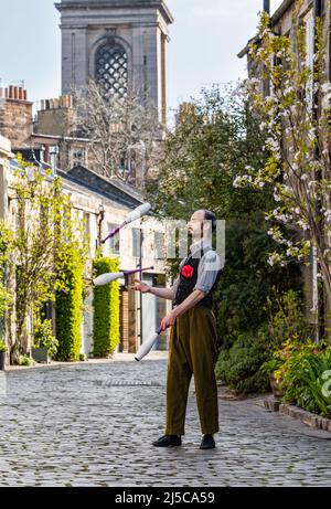 Circus Lane, Edinburgh, Schottland, Großbritannien, 22. April 2022. Cirqulation Circus Cabaret Night Photocall: Die siebte Veranstaltung der Circus-Serie kommt am 24. April nach Assembly Roxy, die von der in Edinburgh ansässigen Firma Delighters entwickelt wurde, um die Fähigkeiten der schottischen Circus-Szene zu demonstrieren. Das Line-Up zeigt bodenorientierte Acts und Luftaufnahmen. Im Bild: Jongleur Robert Gallagher-Lyall Stockfoto
