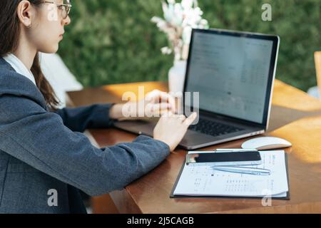 Bild einer Geschäftsfrau, die neue Informationen analysiert. Stockfoto