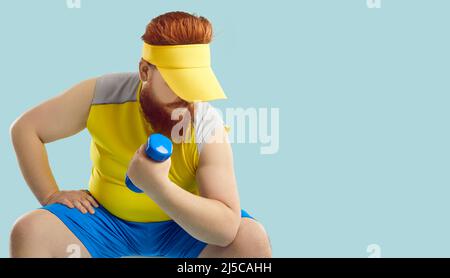 Ein schwerer, fetter junger Mann trainiert aktiv mit einer Kurzhantel, die auf hellblauem Hintergrund isoliert ist. Stockfoto