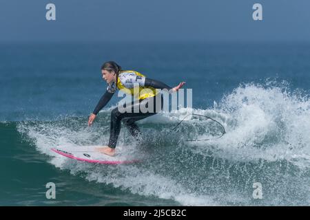 Ein Surfer, der an einem Surfwettbewerb im britischen Fistral in Newquay in Cornwall teilhat. Stockfoto