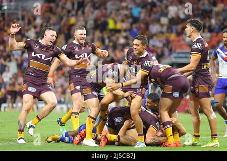 Brisbane, Australien. 22. April 2022. Broncos-Spieler feiern einen Versuch Kredit: Nachrichtenbilder /Alamy Live News Stockfoto