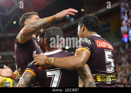 Brisbane, Australien. 22. April 2022. Selwyn Cobbo von der Brisbane Broncos feiert am 4/22/2022 mit Adam Reynolds von der Brisbane Broncos in Brisbane, Australien. (Foto von Patrick Hoelscher/News Images/Sipa USA) Quelle: SIPA USA/Alamy Live News Stockfoto