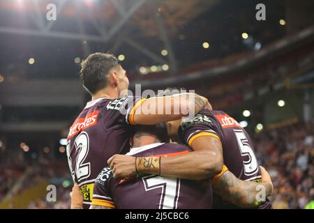 Brisbane, Australien. 22. April 2022. Selwyn Cobbo von der Brisbane Broncos feiert am 4/22/2022 mit Adam Reynolds von der Brisbane Broncos in Brisbane, Australien. (Foto von Patrick Hoelscher/News Images/Sipa USA) Quelle: SIPA USA/Alamy Live News Stockfoto