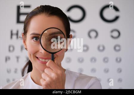 Arzt Augenarzt schaut in der Augenklinik durch die Lupe Stockfoto