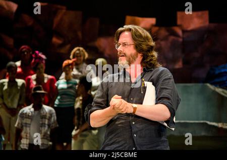 Gregory Doran Regisseur Geboren Huddersfield 1958 Künstlerischer Leiter der Royal Shakespeare Company von 2012 bis 04/2022 fotografiert 2012 in Stratford-upon-Avon während einer Pressefotozelle für JULIUS CAESAR von Shakespeare am Royal Shakespeare Theatre, Stratford-upon-Avon, England 06/2012 Stockfoto