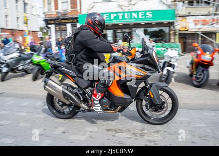 KTM 1290 Super Adventure Tourenmotorrad-Fahrer bei der Ankunft zum Southend Shakedown 2022 Motorradtreffen in Southend on Sea, Essex, Großbritannien Stockfoto