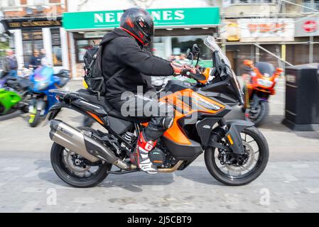 KTM 1290 Super Adventure Tourenmotorrad-Fahrer bei der Ankunft zum Southend Shakedown 2022 Motorradtreffen in Southend on Sea, Essex, Großbritannien Stockfoto