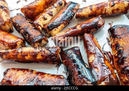 Tuoon, ein beliebtes philippinisches Street Food mit Bananen und Jack Fruit, frittiert in Frühlingsrollen-Gebäck. Stockfoto