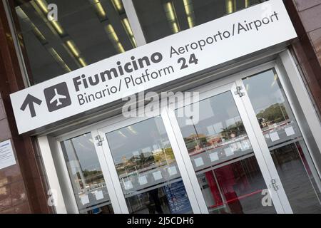 Schilder für den Flughafen-Zug am Bahnhof Termini, Rom, Italien