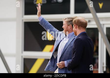 Der Herzog von Sussex (rechts) mit König Willem-Alexander von den Niederlanden, während der Invictus-Spiele in Den Haag, Niederlande. Bilddatum: Freitag, 22. April 2022. Stockfoto